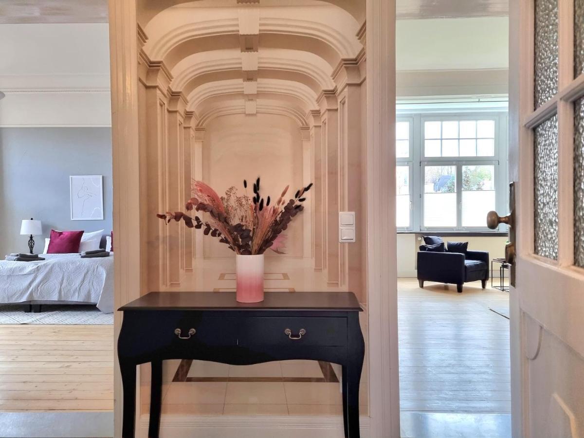 Charysma - Jugendstil Trifft Moderne, Schlafzimmer Mit Smart-Tv, Tischfussball, Darts, Parkplatz Hamelin Bagian luar foto